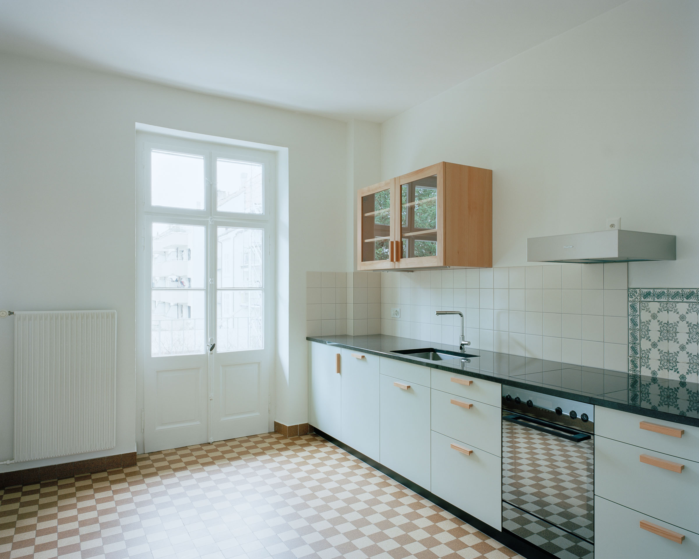 Analog architectural photography and documentation of the interior of the renovation of a multi‑family residential building at Güterstrasse in Basel, Switzerland, designed by Mackintosh. Photographed by Piotr Hraptovich, architectural photographer based in Basel, Switzerland. Analoge Architekturfotografie und Dokumentation der Innenräume der Sanierung eines Mehrfamilienhauses an der Güterstrasse in Basel, Schweiz, entworfen von Mackintosh. Fotografiert von Piotr Hraptovich, Architekturfotograf mit Sitz in Basel, Schweiz. 