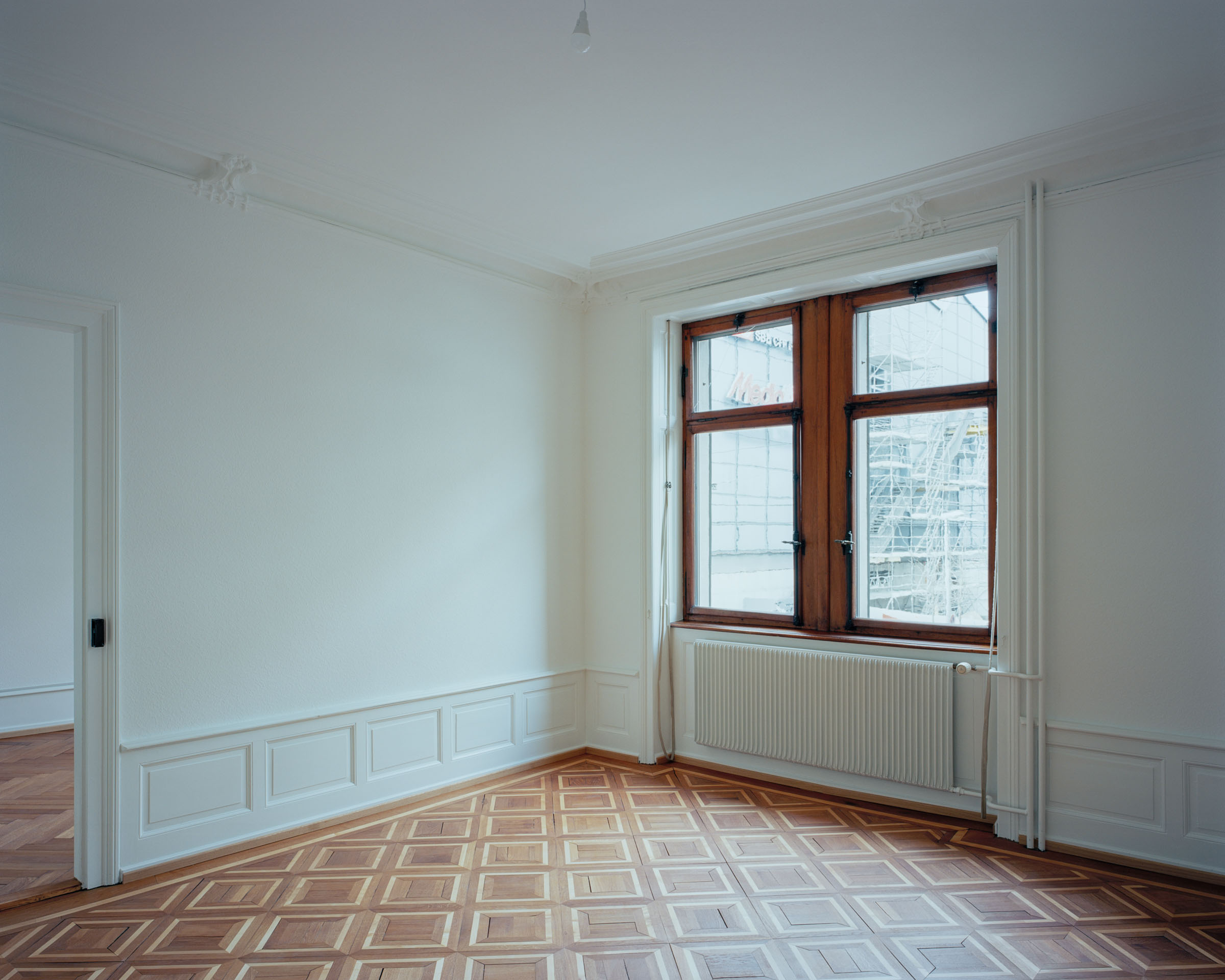 Analog architectural photography and documentation of the interior of the renovation of a multi‑family residential building at Güterstrasse in Basel, Switzerland, designed by Mackintosh. Photographed by Piotr Hraptovich, architectural photographer based in Basel, Switzerland. Analoge Architekturfotografie und Dokumentation der Innenräume der Sanierung eines Mehrfamilienhauses an der Güterstrasse in Basel, Schweiz, entworfen von Mackintosh. Fotografiert von Piotr Hraptovich, Architekturfotograf mit Sitz in Basel, Schweiz. 
